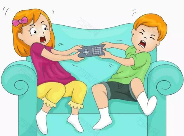 过年在家看电视，和弟弟抢？仄